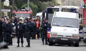 La policía francesa acordona la zona de un barrio residencial de Toulouse, el miércoles 21 de marzo, donde se encuentra el presunto autor de los siete asesinatos cometidos en esa región del sur de Francia. 