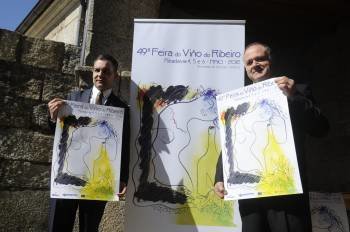 Marcos Blanco e Luis Anxo Rodríguez, presentando o cartel do que é autor José Manuel Vidal Souto. (Foto: MARTIÑO PINAL)