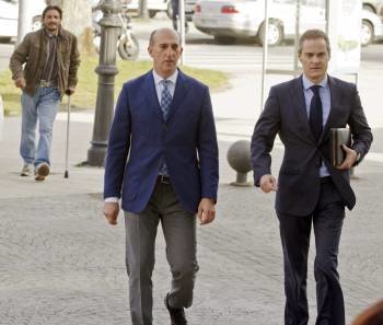 Cobián y su abogado, Ulises Bértolo, a su llegada a la sede de los juzgados de Lugo. (Foto: ELISEO TRIGO)