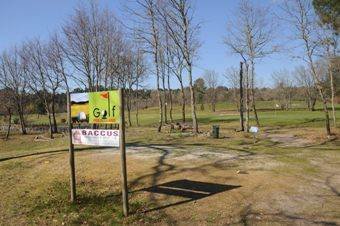 Instalaciones del campo de golf de O Puzo do Lago, en Maside. (Foto: Martiño Pinal.)