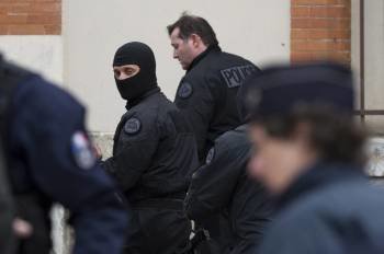Agentes de los servicios especiales de intervención de la policía francesa abandonan la zona tras una operación en un barrio residencial de Toulouse, Francia (Foto: EFE)