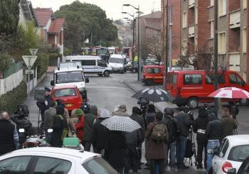 Los periodistas siguen a distancia la operación policial tras la muerte de Mohamed Merah en Toulouse. (Foto: G. HORCAJUELO)