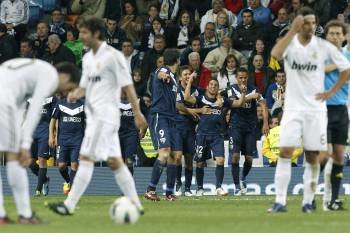 Granero y Khedira, nada más encajar el Madrid el gol del Málaga. (Foto: J.C. HIDALGO)