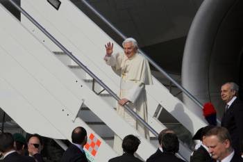  El papa Benedicto XVI (c) sube a un avión en el aeropuerto de Fiumicino en Roma (Italia), antes de viajar a México. EFE