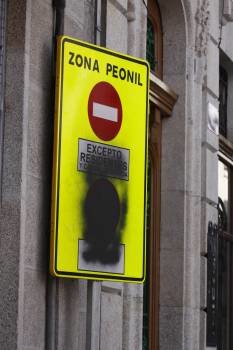 Estado en que quedó la señal de la Rúa Maior. (Foto: XESÚS FARIÑAS)