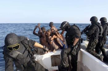La fragata 'Alvares Cabral' tras capturar a un grupo de presuntos piratas. (Foto: CARLOS DIAS / NATO / HANDOUT)