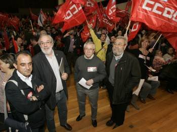 Toxo y Méndez (d.) con los responsables de UGT (i.) y CC.OO. en Galicia. (Foto: XOAN REY)