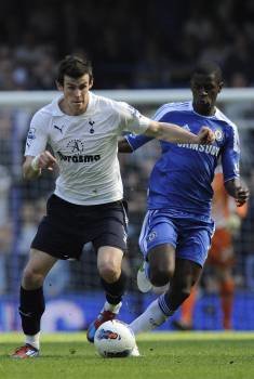 El jugador del Tottenham, Gareth Bale (i), lucha por el balón ante el jugador del Chelsea, Ramires (d), durante el partido de la Liga inglesa disputado en el estadio Stamford Bridge en Londres (Foto: EFE)