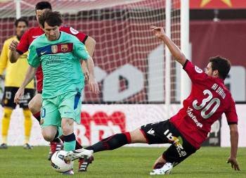  El delantero del RCD Mallorca Alvaro Giménez (d) pelea un balón con el delantero argentino del FC Barcelona Lionel Messi (Foto: EFE)