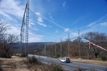 Una estructura provisional evita que los cables de la línea de alta tensión caigan en la carretera OU-533, que comunica A Rúa con Viana. (Foto: LUIS BLANCO)