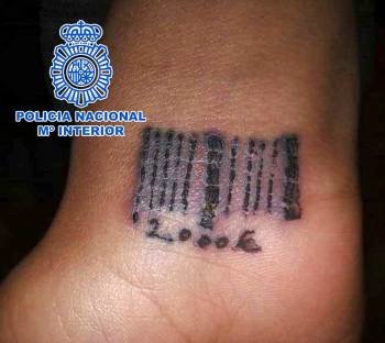 El tatuaje de barras que llevaba la joven liberada.