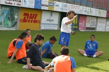 Luisito, ayer junto a algunos de sus jugadores durante el último entrenamiento antes del partido contra el As Pontes. (Foto: JOSÉ PAZ)