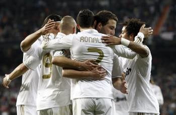 Los jugadores del Madrid celebran el quinto gol, el segundo de Cristiano Ronaldo. (Foto: BALLESTEROS)