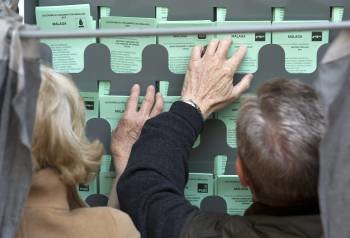 Unos electores escogen su voto en un colegio electoral de Málaga para los comicios autonómicos de Andalucía a los que están convocados hoy (Foto: EFE)