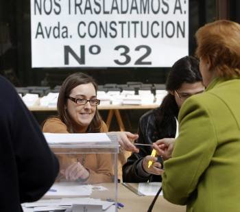 Una mujer vota en un colegio electoral en Gijón durante la jornada en la que se celebran las elecciones a la Presidencia del Principado de Asturias (Foto: EFE)