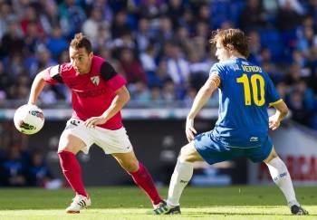 El mediapunta del RCD Espanyol Joan Verdú (d) pugna un balón con el centrocampista del Málaga CF Santi Cazorla durante el partido, correspondiente a la trigésima jornada de Liga de Primera División (Foto: EFE)