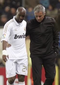 El entrenador portugués del Real Madrid, José Mourinho, junto al francés Lass Diarra (Foto: EFE)