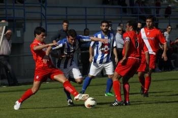 Un jugador del Celanova trata de abrirse hueco entre dos rivales del Cruceiro, en el partido de San Rosendo. (Foto: JAINER BARROS)