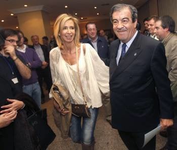 Álvarez Cascos acompañado de su mujer, María Porto, en la sede de Foro Asturias. (Foto: J.L. CEREIJIDO)