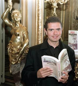 El escritor argentino Leopoldo Brizuela durante la presentación en España de su novela 'Inglaterra, una fábula', con la que consiguió el 'Premio Clarín de Novela 1999'. Brizuela ha sido el ganador de la XV edición del Premio Alfaguara de Novela, por su ob