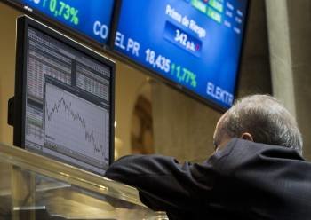Un inversor observa el panel indicador de la bolsa de Madrid, que hacia la media sesión de hoy (Foto: EFE)