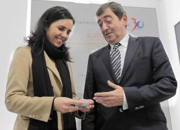 El Valedor do Pobo, Benigno López (d), entrega su informe de 2011 a la presidenta del Parlamento de Galicia, Pilar Rojo, esta mañana en Santiago de Compostela. EFE/Lavandeira jr