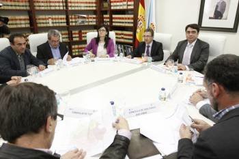 Imagen de conjunto de la reunión que alcaldes y dirección xeral de Mobilidade desarrollaron en la Delegación territorial de la Xunta. (Foto: XESÚS FARIÑAS)