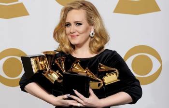 Adele, la más vendida de los últimos 12 años, en la ceremonia de entrega de los Grammy.