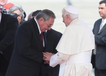 Raúl Castro recibe a Benedicto XVI en Santiago. (Foto: ALEJANDRO ERNESTO)
