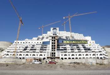 Fotografía de archivo tomada el 5 de septiembre de 2011 del hotel construido en la playa de El Algarrobico.