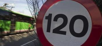 Una señal avisa de la prohibición de circular a más de 120 Kilómetros por hora (Foto: EFE)