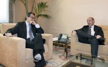 El presidente de la Generalitat de Cataluña, Artur Mas (i), charla con el ministro de Economía y Competitividad, Luis de Guindos (d).
