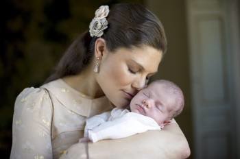 La princesa Victoria de Suecia junto a su hija recién nacida, la princesa Estelle, en el castillo de Haga.EFE/Kate Gabor