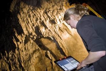 Un miembro del equipo de especialistas de diferentes países que está aplicando sistemas tecnológicos pioneros a nivel mundial en el interior de la Cueva de Ardales (Málaga). 