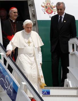  El papa Benedicto XVI desciende del avión a su llegada hoy, martes 27 de marzo de 2012, al aeropuerto José Martí de la ciudad de La Habana.
