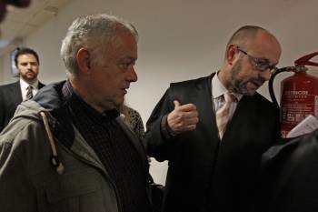 El director acusado del centro Lar junto a uno de los letrados que asistió al juicio. (Foto: XESÚS FARIÑAS)