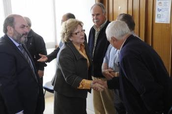 Marta Echarte saluda a emigrantes en Uruguay, con Antonio Montero a su derecha. (Foto: MARTIÑO PINAL)
