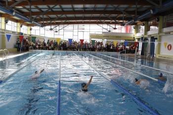 A la piscina acuden 550 personas al día. La imagen corresponde a la competición del fin de semana. (Foto: XESÚS FARIÑAS)