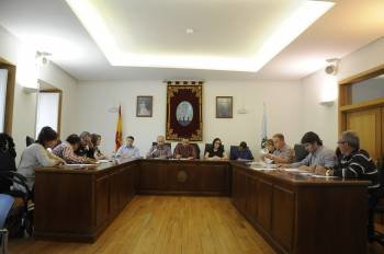 La Corporación de Ribadavia, ayer en sesión ordinaria, presidida por Marcos Blanco. (Foto: MARTIÑO PINAL)