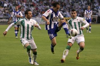 Guardado controla el balón entre dos rivales del Córdoba. (Foto: DXT)