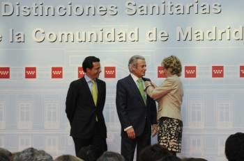 Esperanza Aguirre impone la Cruz del Honor de Oro al doctor José Manuel Pérez Vázquez.  (Foto: BAFFYPRESS)