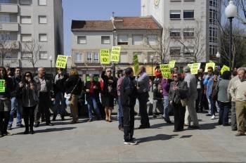 Comerciantes y vecinos protagonizaron ayer una nueva protesta contra la peatonalización. (Foto: MARTIÑO PINAL)
