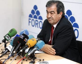 El presidente de Foro, Francisco Álvarez-Cascos ayer en una rueda de prensa. (Foto: J.L CEREIJIDO)