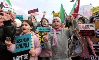 Un grupo de niños, durante una protesta contra el régimen sirio en las calles de El Cairo.