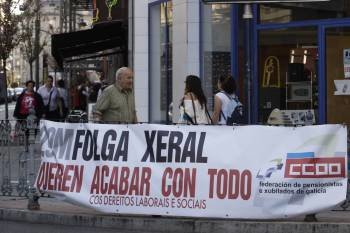Cartel en apoyo de la huelga en la calle Curros Enríquez. (Foto: XESÚS FARIÑAS)