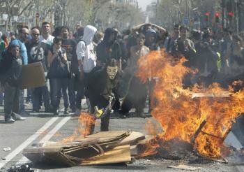 Un grupo de manifestantes, algunos enmascarados, realizaron pequeñas hogueras en el Paseo de Gracia de Barcelona. 