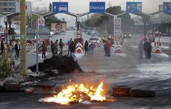  Piquetes informativos bloquean con neumáticos incendiados las entradas de Mercabarna en la Zona Franca de Barcelona. (Foto: Andreu Dalmau)