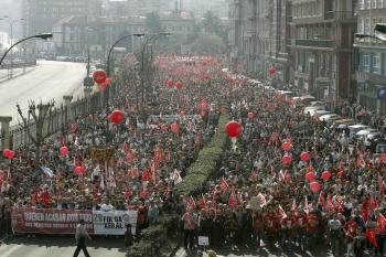 Vista de la manifestación contra la reforma laboral convocada hoy por CCOO y UGT en A Coruña