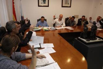 El grupo de gobierno, presidido por Armada (centro), aprobó en solitario el presupuesto de 2012. (Foto: XESÚS FARIÑAS)