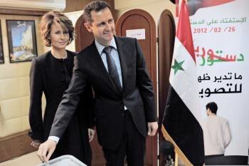 El presidente de Siria, Bashar al Assad, acompañado de su esposa, Asma. (Foto: ARCHIVO)